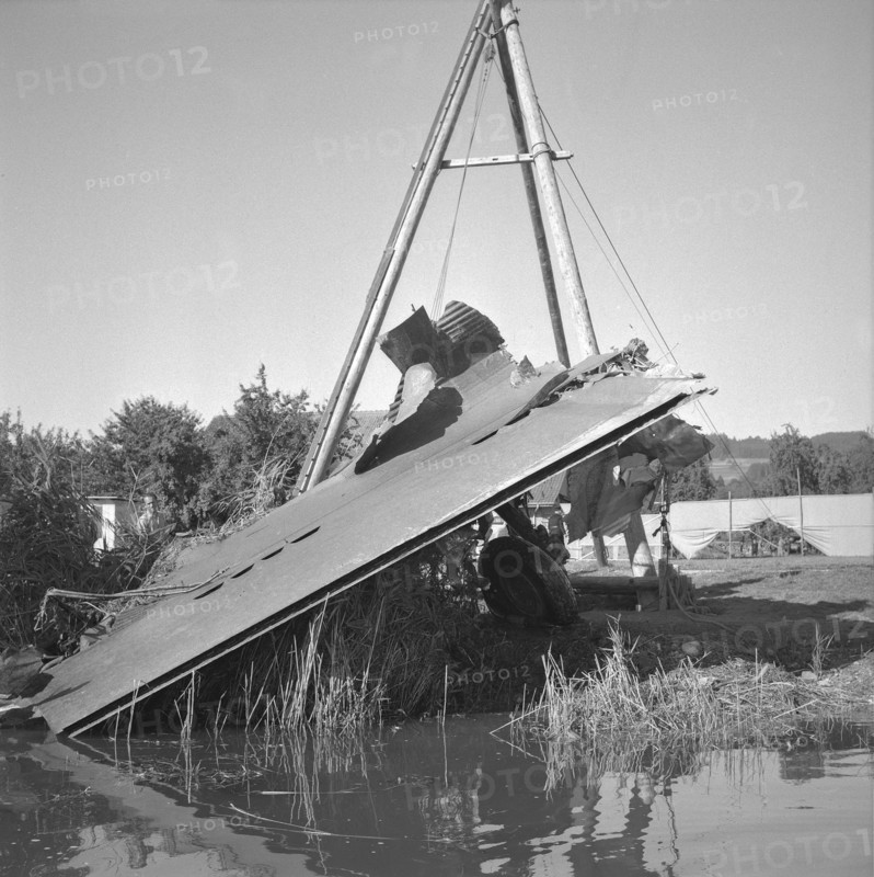 After WW2: Salvage of a US bomber, Greifensee 1953