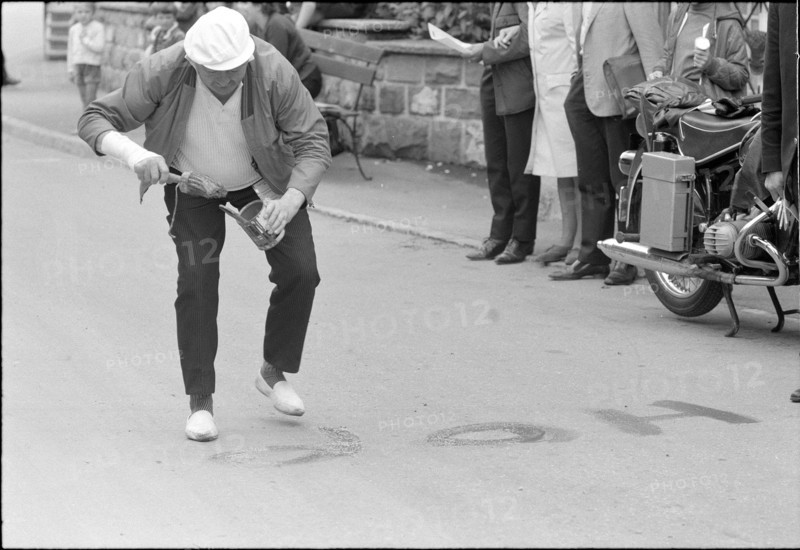 Tour de Suisse 1968: Uri innkeeper Bibi Imhof painting the street