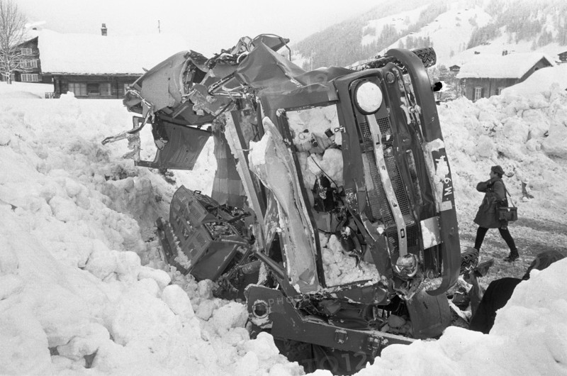 Reckingen: Vehicle, cars in ruins; 1970