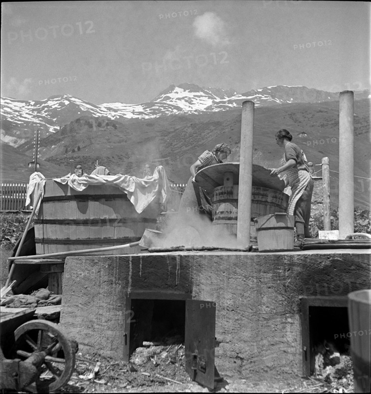 Women washing on the Hinterrhein, 1941