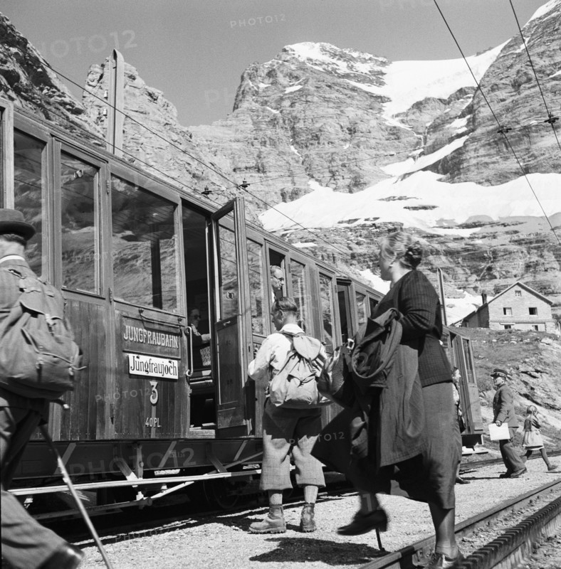 Jungfrau Railway, passengers boarding, 1942
