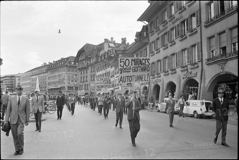 Ticino students demand construction of the Gotthard car tunnel; 1964