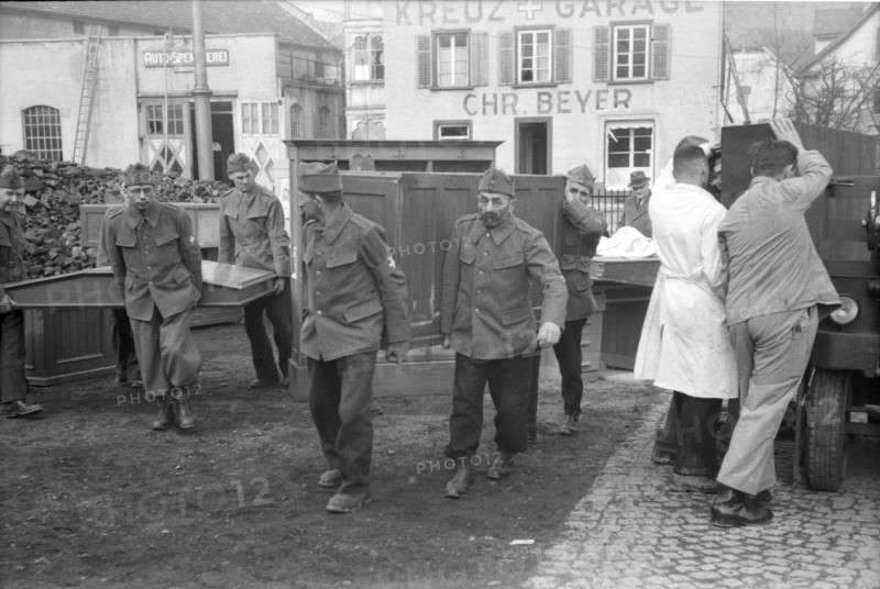 WWII: Bombings; soldiers as reins, Schaffhausen 1944