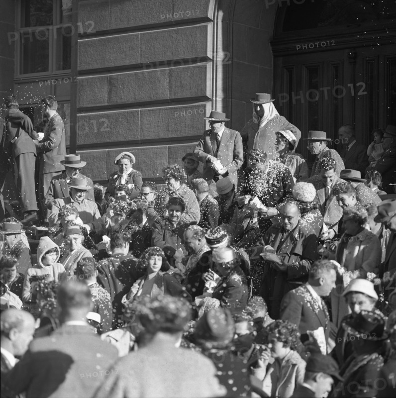 Confetti battle at the wine festival in Neuenburg, 1957