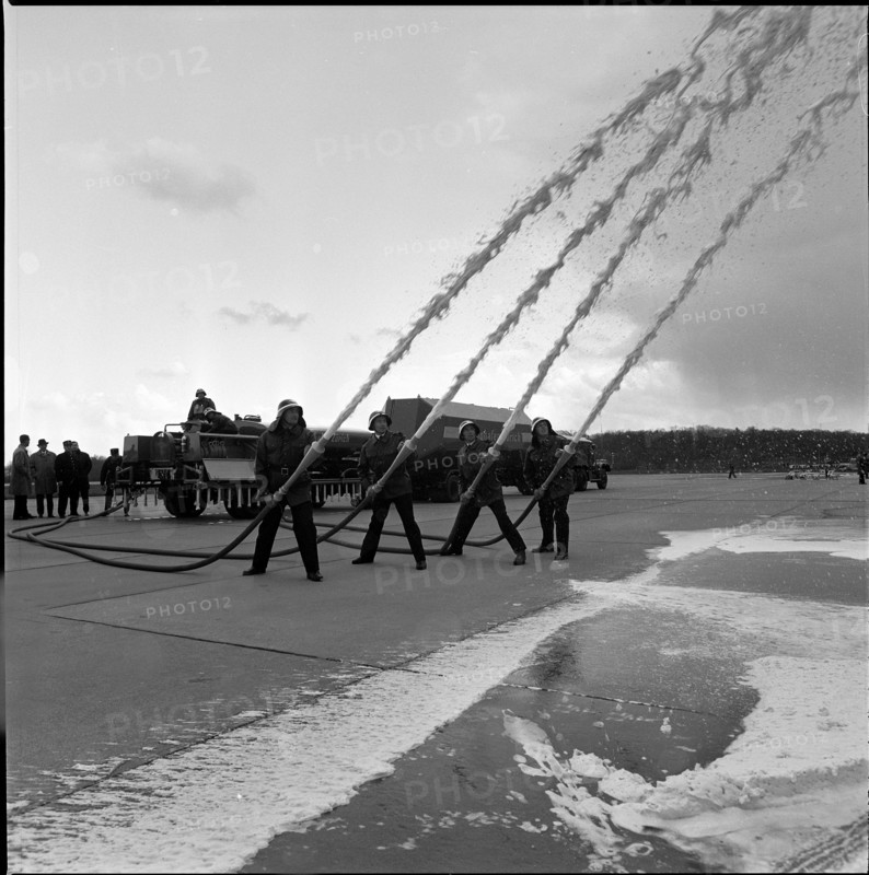 Airport fire department: exercise with new foam fire engine, Kloten 1965