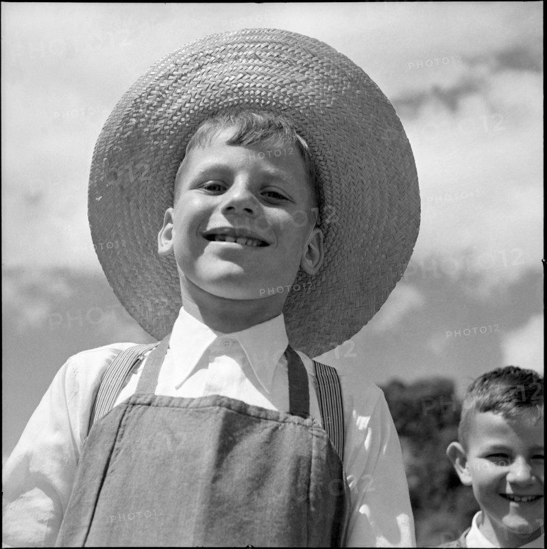 Solemnity in Burgdorf 1951; boy with straw hat