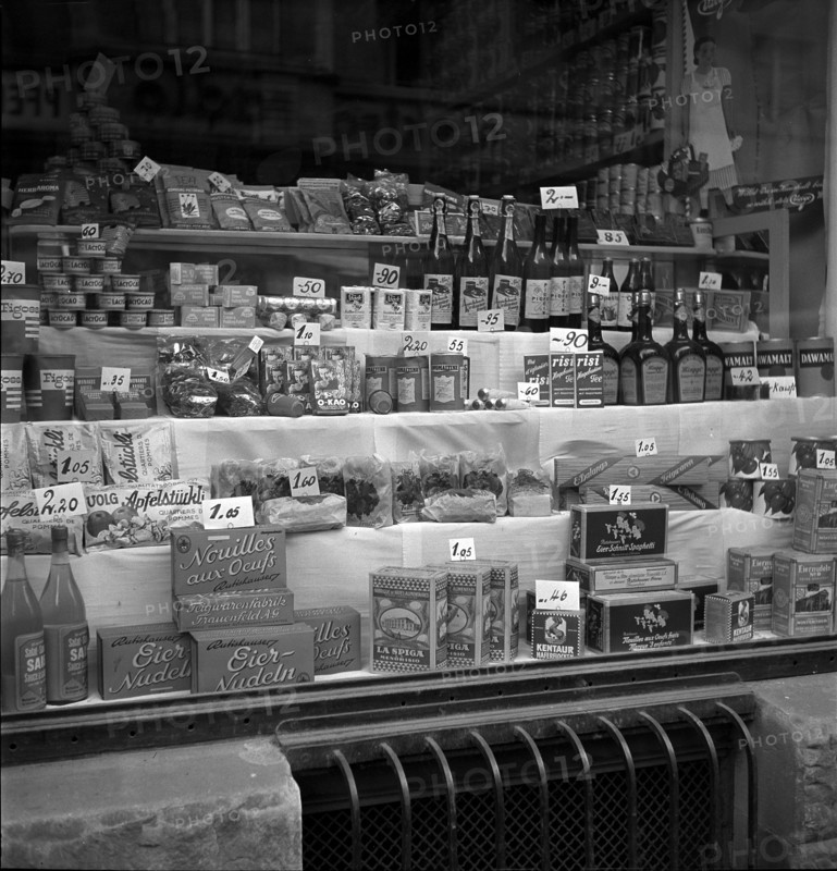 Display, goods in a grocery store; 1942