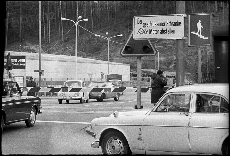 Sign to switch off the engine in front of the railway barrier, 1972