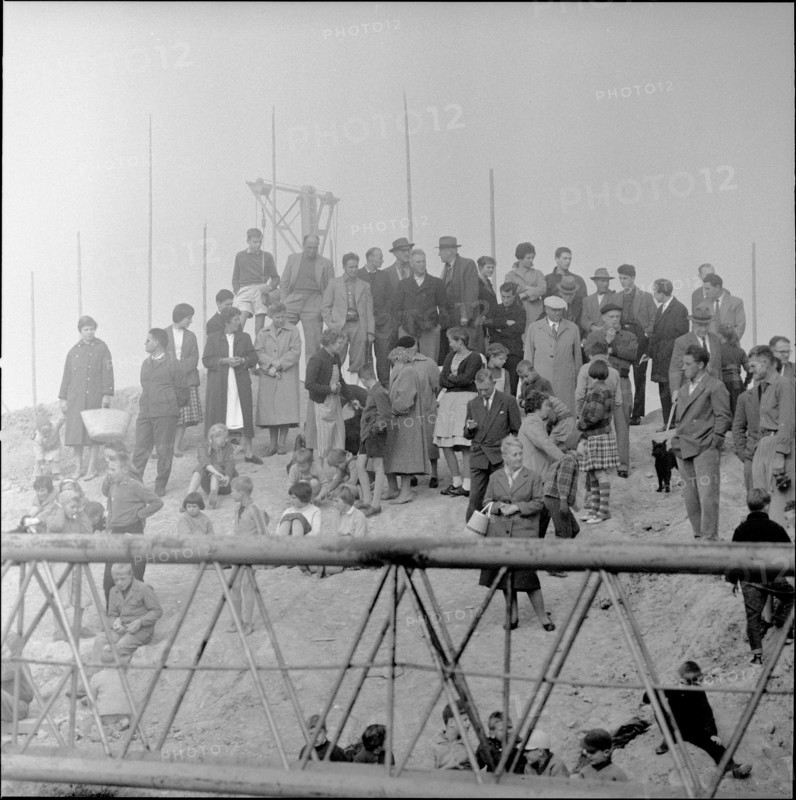 Onlookers at the construction of the Zollikerberg church in 1959
