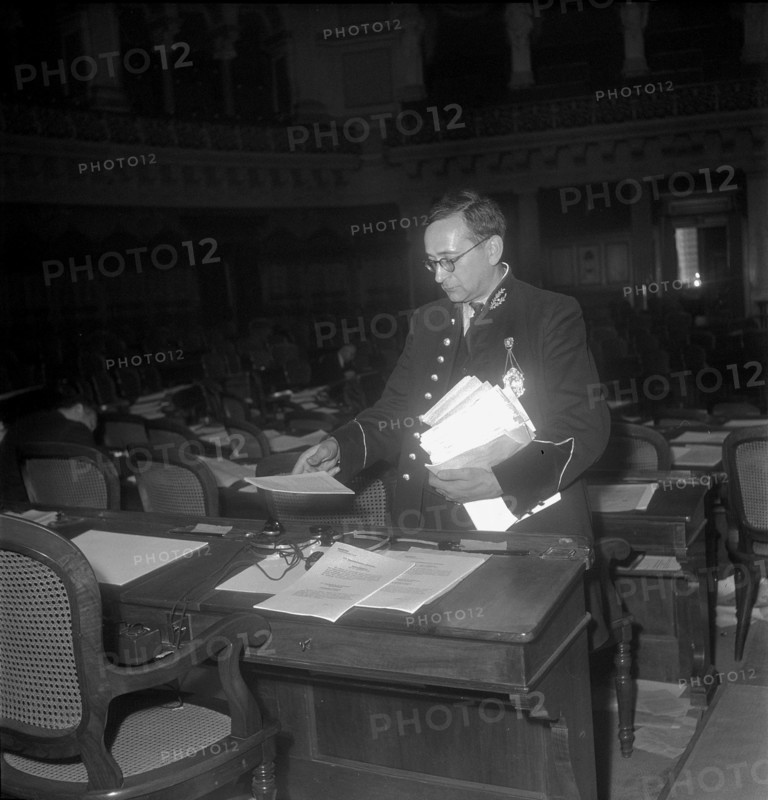 Budnesweibel distributes files; 1949