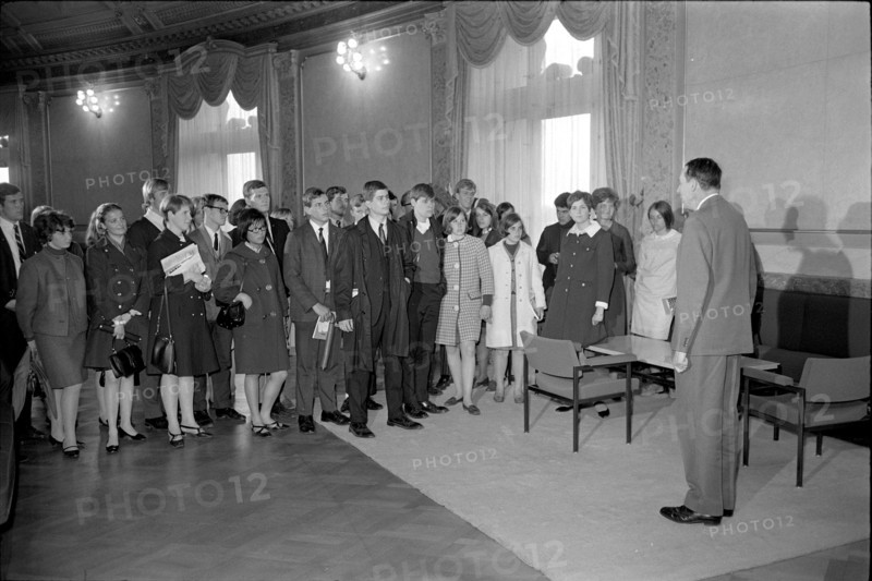 HansPeter Tschudi welcomes American students; 1968