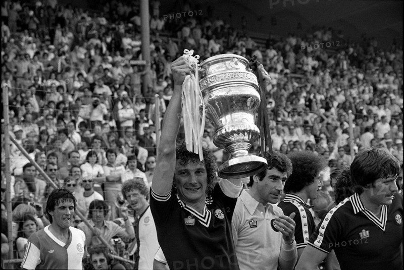 Cup final 1978: Cup presentation to Servette; Gilbert Guyot