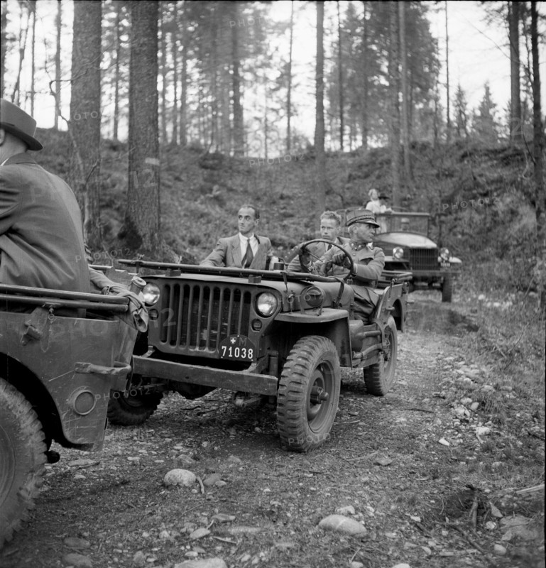 Major General Jordi with journalists on a jeep, Thun 1946