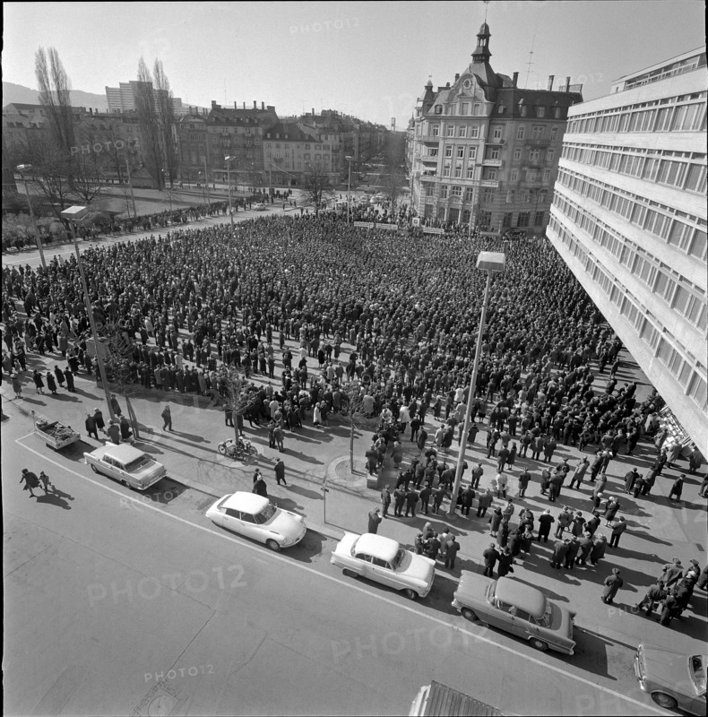 Federal staff demand 44hour week; reduction in working hours; 1966