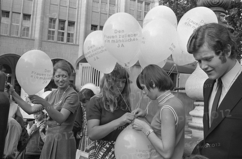 Campaigning for women's suffrage in Zurich, Limmatplatz 1969