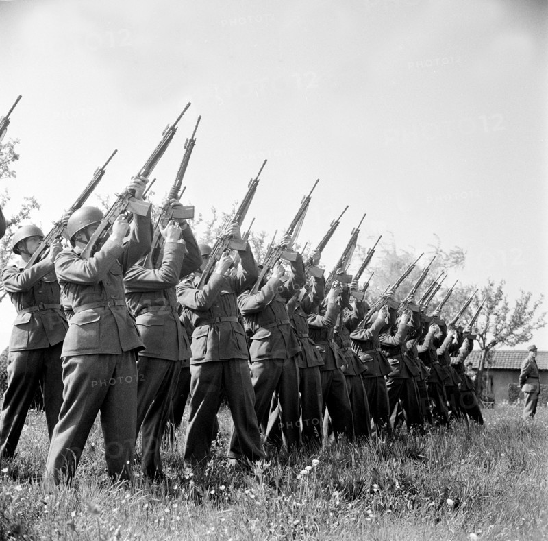 Salute of honor, funeral of military pilot Gruber, Obfelden 1962