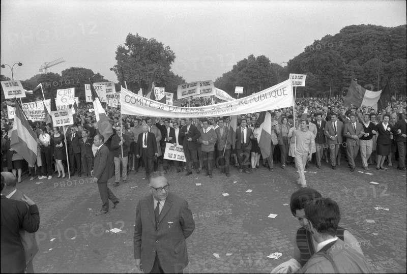Student riots in Paris 1968: Counterdemonstration for the government