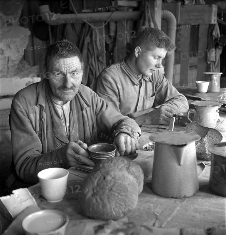 Frutigen; Manufacture of slate boards, workers taking a break; 1946