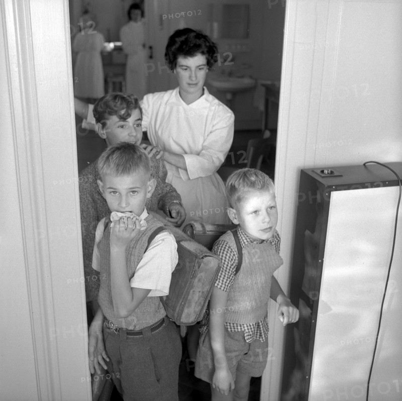 Zurich, schoolchildren in the school dental clinic; 1957