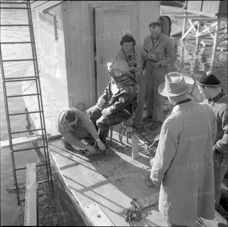 Renovation of the Reuss Bridge, divers in action; 1961
