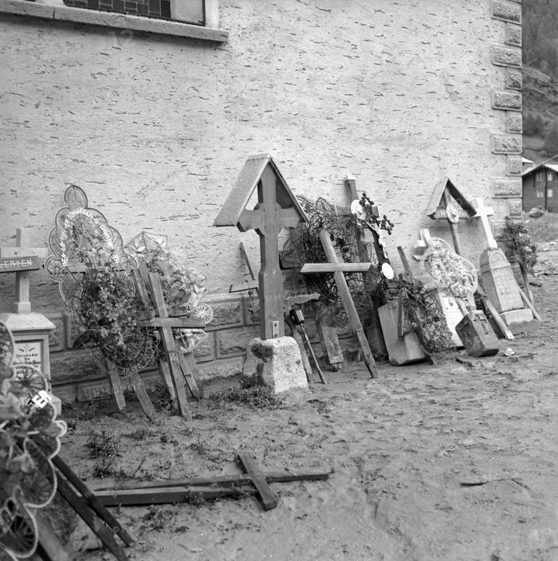 Täsch; gravestones and grave crosses damaged by debris flow; 1957