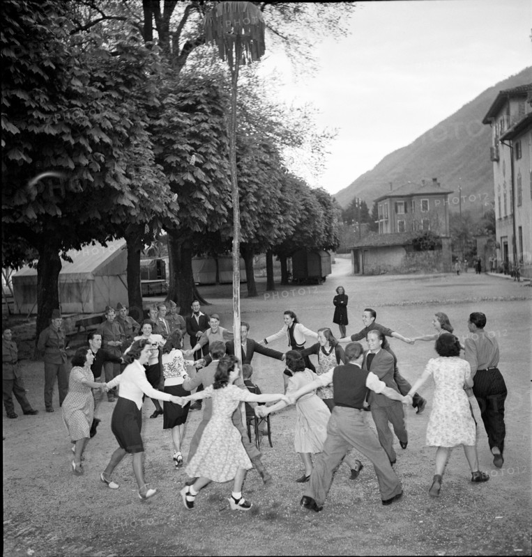 Dance around the maypole in Melide, 1942