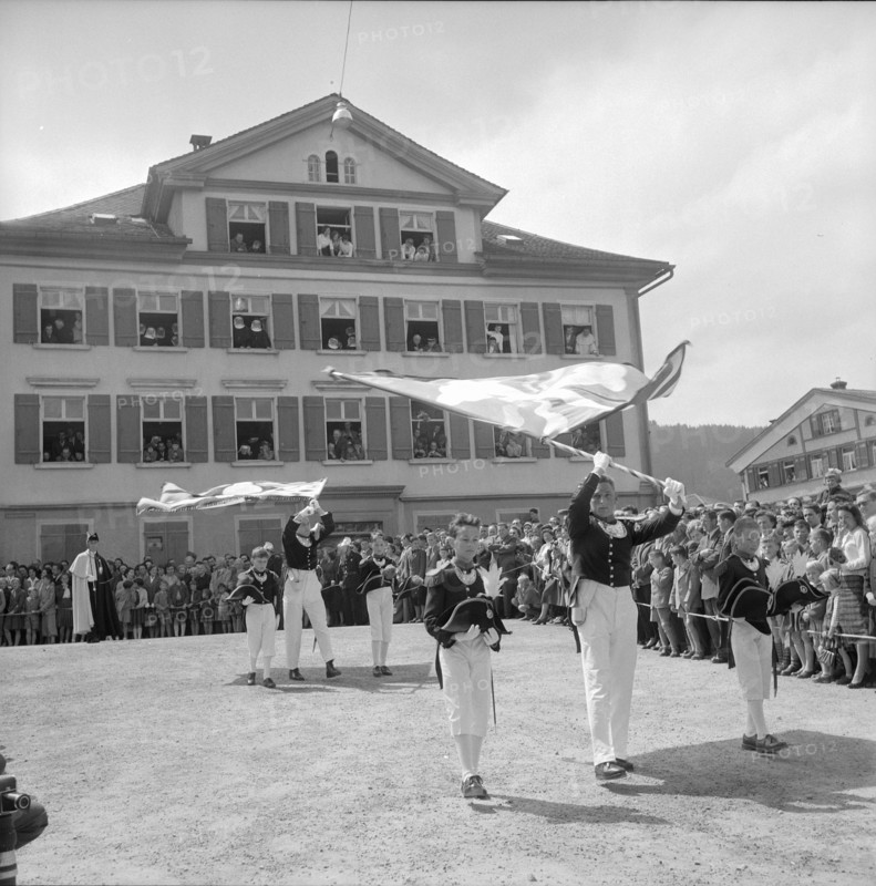 Appenzell: Flag wavers at the Landsgemeinde 1957