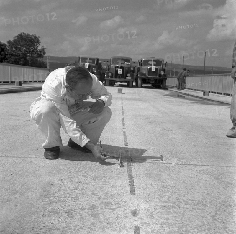 Stress test of the new Reuss Bridge; 1955