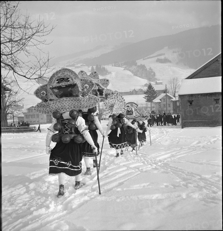 Silvesterchlausen in Urnäsch 1945
