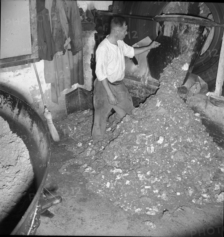 Production of cardboard, cardboard from waste paper; 1943