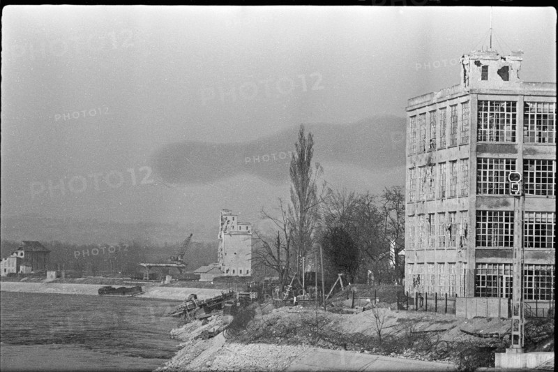 Loading goods from the Red Cross dutyfree warehouse in Basel, 1944