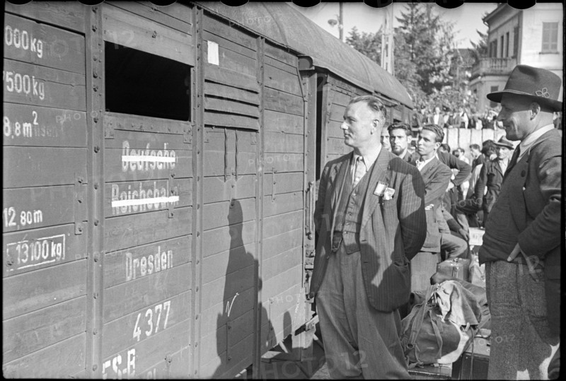 Waiting internees; freight car of the Deutsche Reichsbahn; 1945