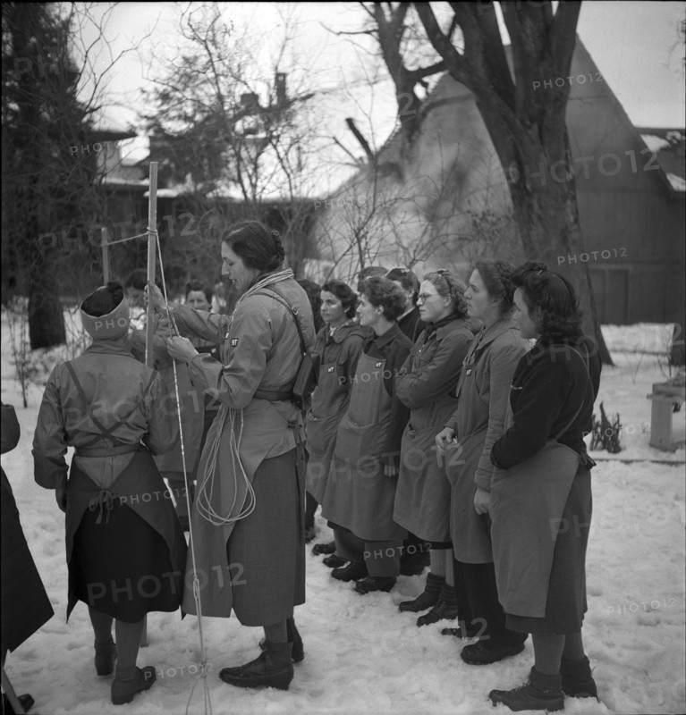 Auxiliary troops; women; 1942