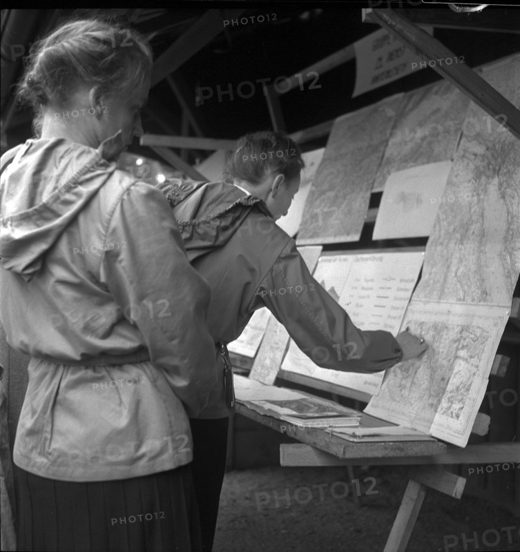 Auxiliary troops; women reading a map; 1942