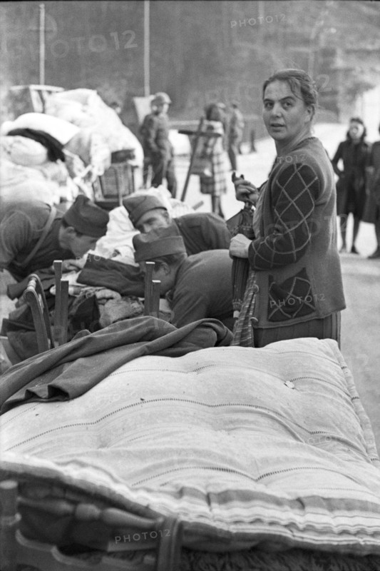 WWII: Bombings; soldiers help the population, Schaffhausen 1944