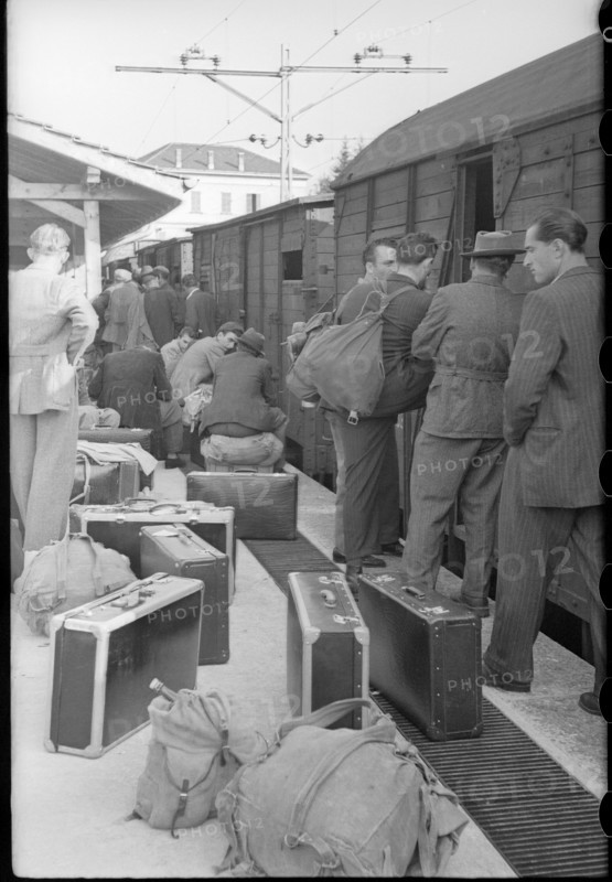 Italian internees; boarding; 1945