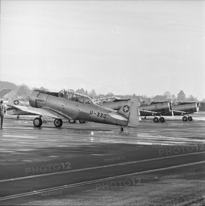 Fighter aircraft at the Dübendorf military airfield in 1957