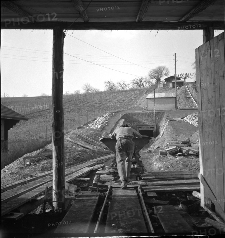 Miner pushing a mine cart; Grandson coal mine; 1943