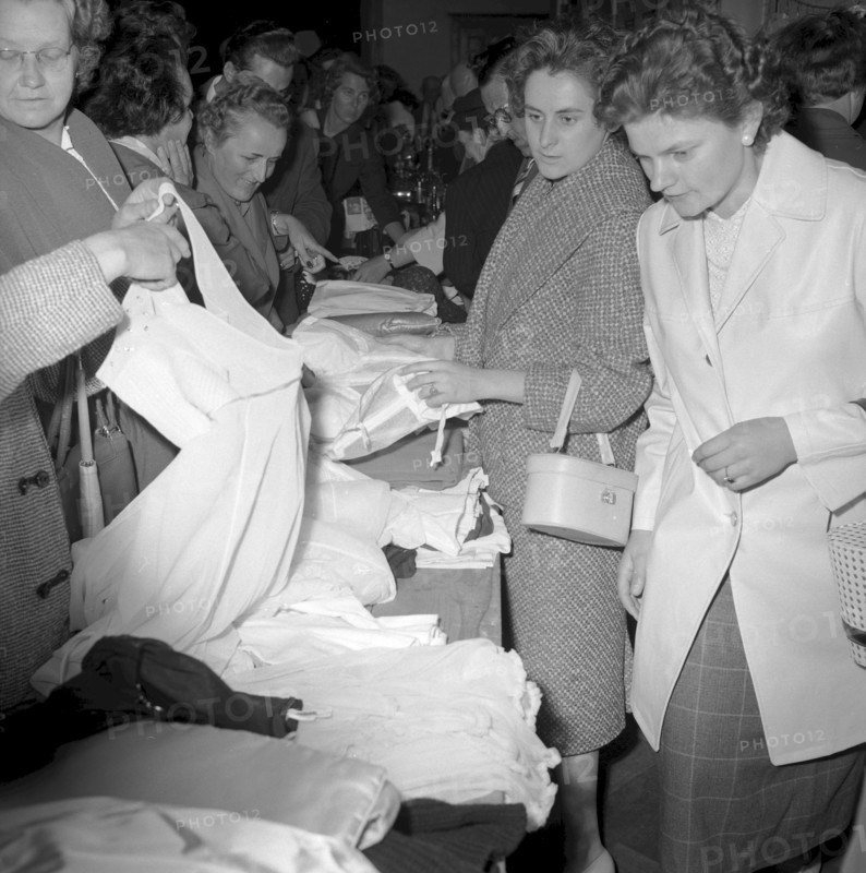 Cernier, interested parties inspect the goods before the auction begins. 1958