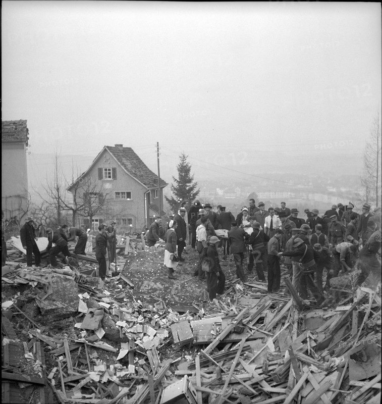 WW 2: bomb airdrop, dropping in Zurich, 1945
