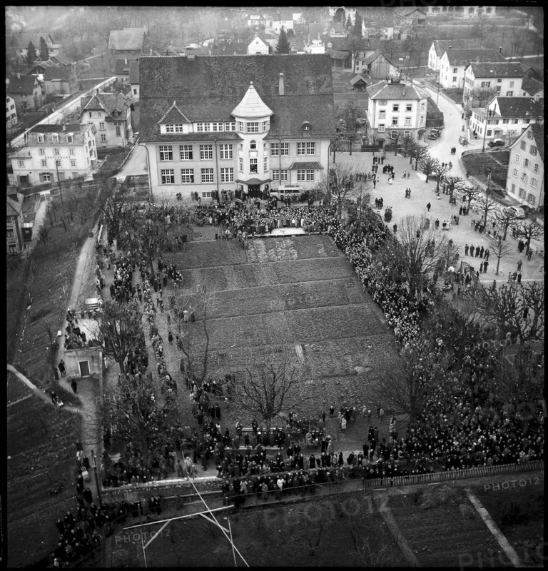 Schoolyard Thalwil at church bell lifting ceremony 1946