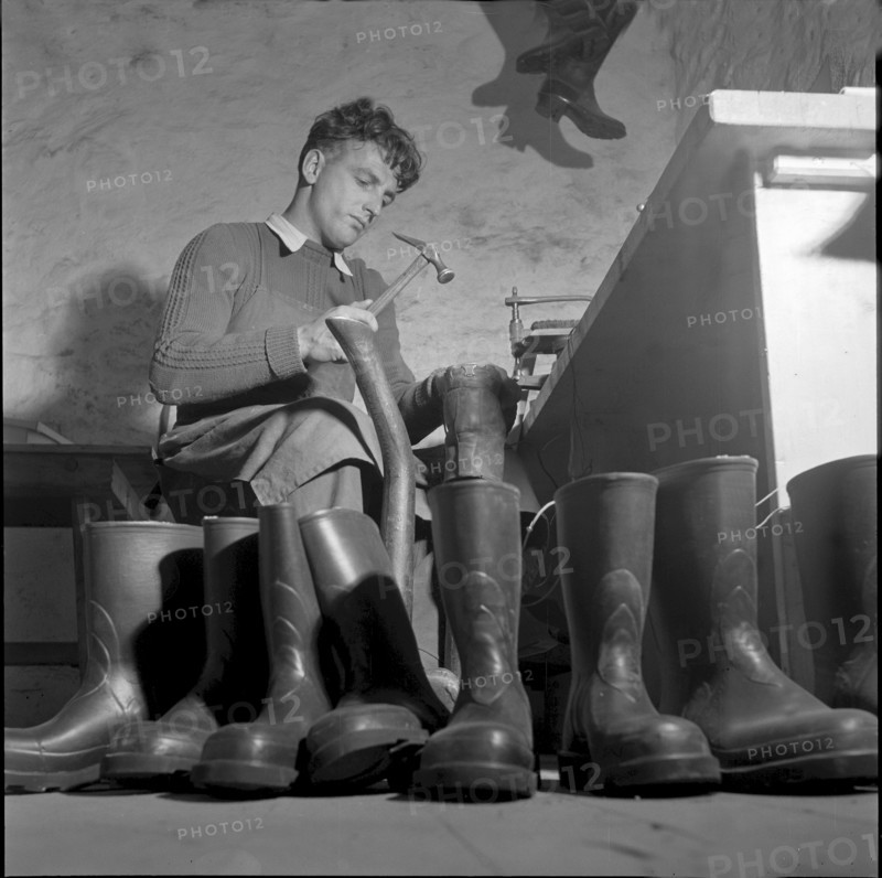 Shoemaker at the building site Oberaar power station 1951