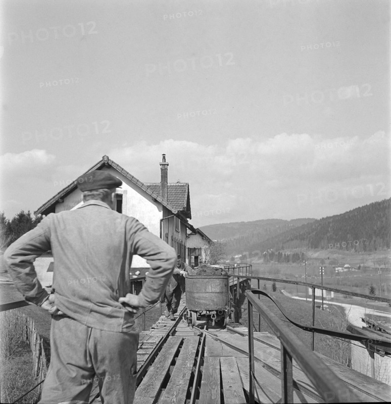 Asphalt mine. mine car. worker. 1941