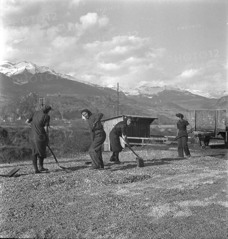 Chandoline , women working in coal mine. 1942