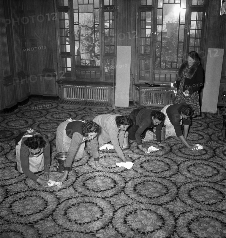 Davos: Porter at the reception of the Hotel Belvedere. 1949