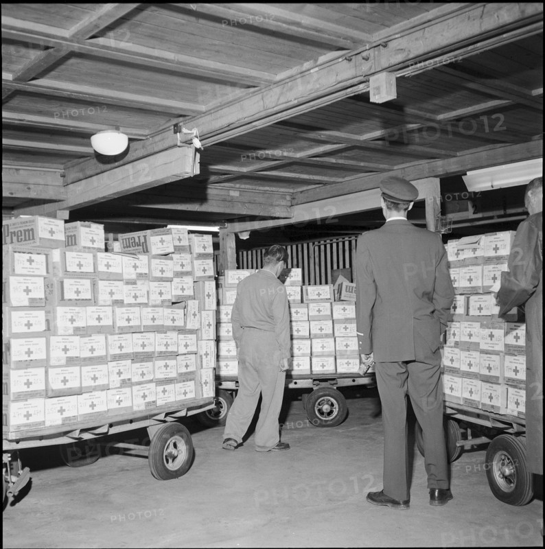 Landslide in the Misox valley, men carrying goods to supply the population. 1960