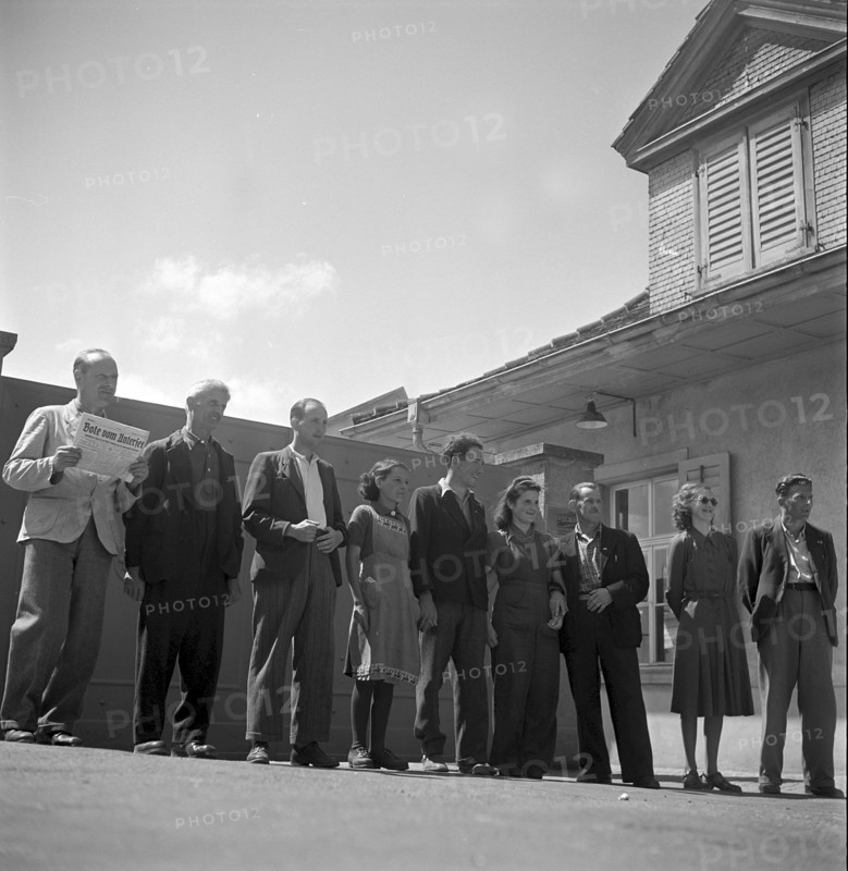 Workers of the cloth factory Pfenninger & Co. AG, 1946