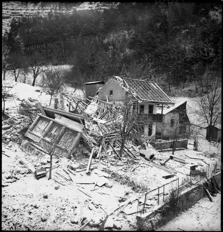 Entlebuch, clothes line in front of farm house. 1945