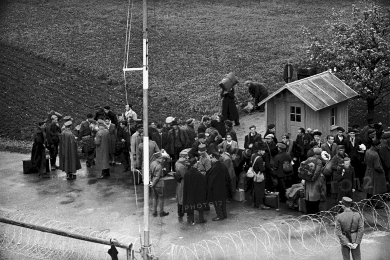 Biel, Kunsthaus and Vennerbrunnen. 1959