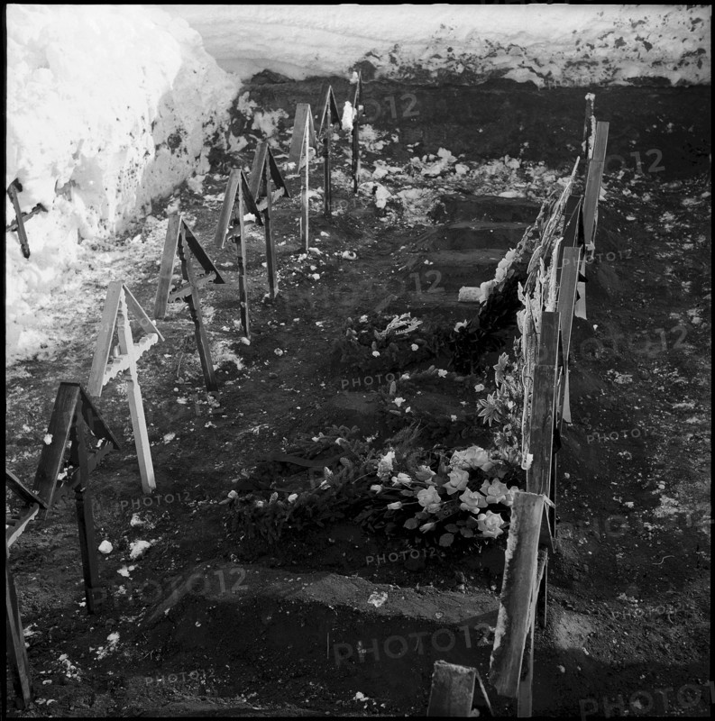 Avalanche in the Lötschen valley, men bringing the post to Blatten. 1951